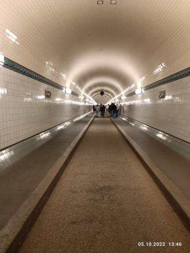 Wir sind durch den alten Elbtunnel gegangen. erlaubt sind nur noch Fahrräder und Fußgänger.