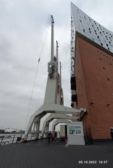 die alten Lastenkräne seitlich der Elbphilharmonie zur Elbe. Damals war der untere Teil ein Lager.