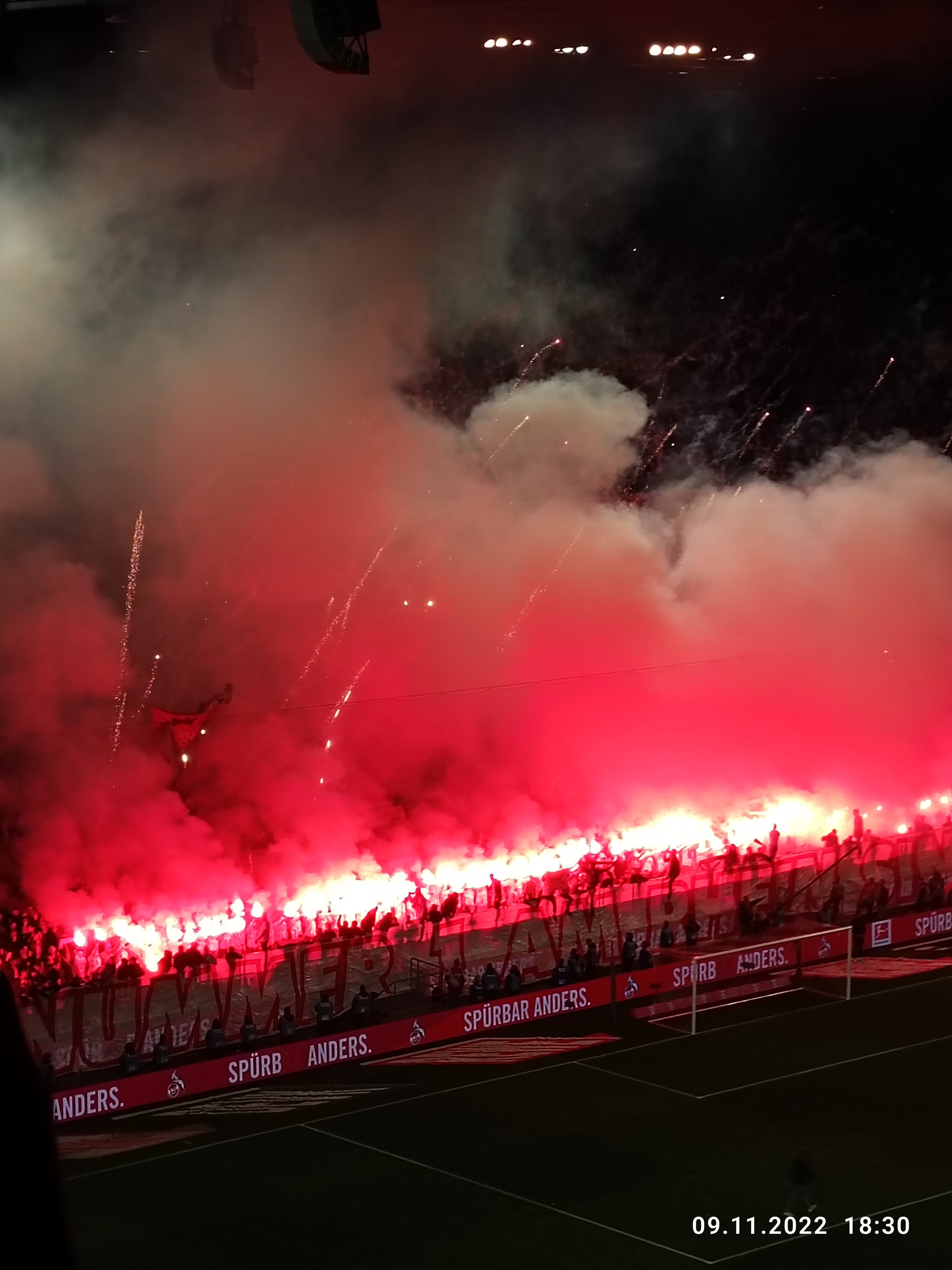 Pyrotechnik durfte auch nicht fehlen in der Südkurve