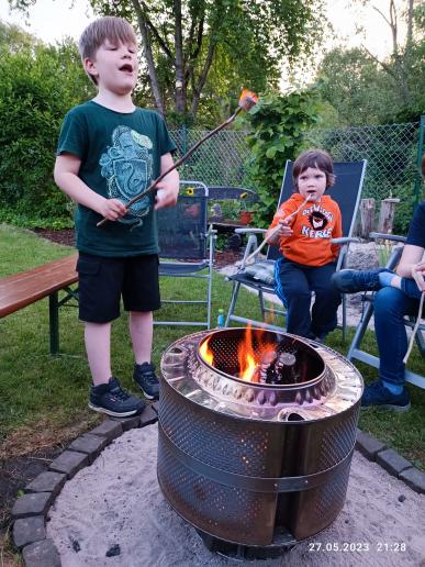 Natürlich zuerst von den Kids eingeweiht. Marshmellows am Stock