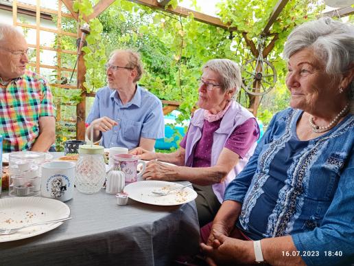 gemütliches Zusammensein: v.l.n.r. Clemens, Frank, Riesgroß und Tante Ingeborg (2)