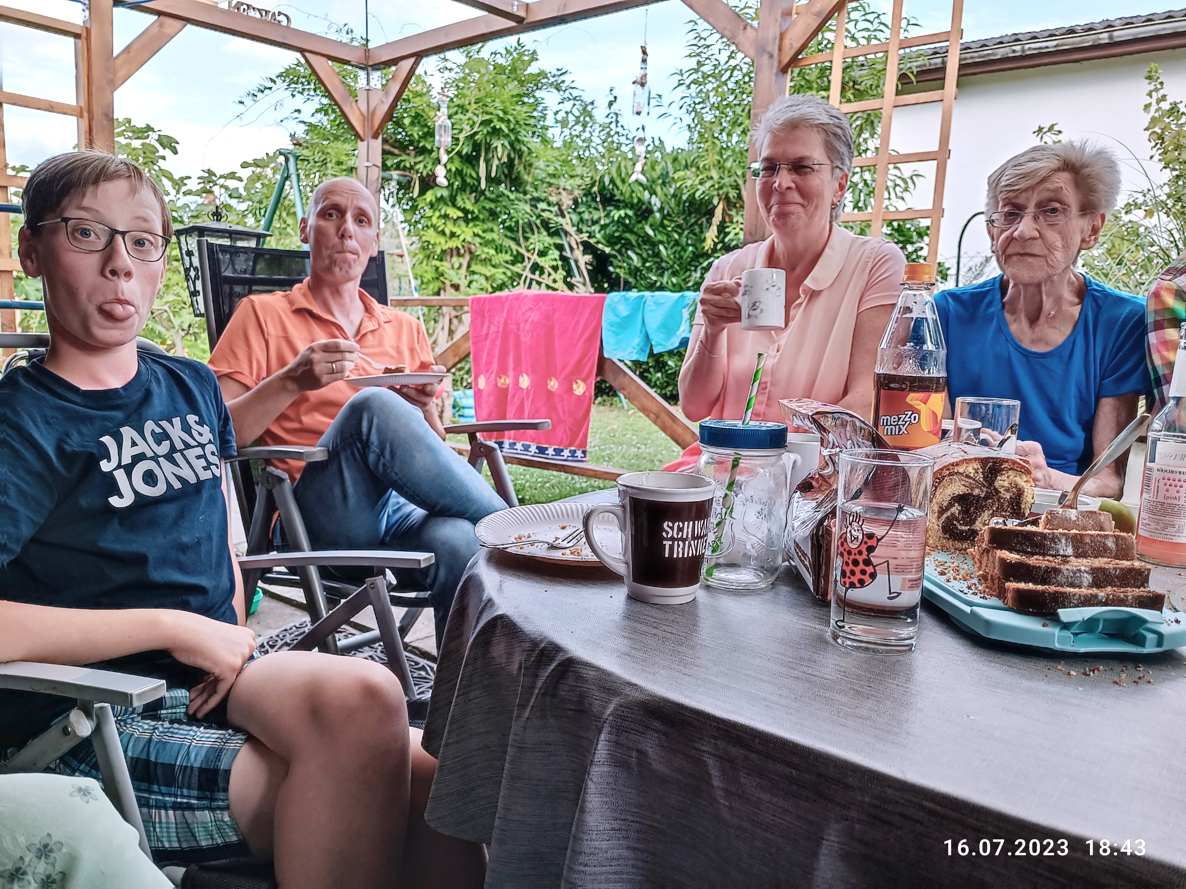 gemütliches Zusammensein: (v.l.n.r.) Marlon, Timo, Tina und Inge