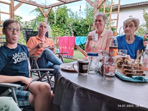 gemütliches Zusammensein: v.l.n.r. Marlon, Timo, Tina und Inge (1)