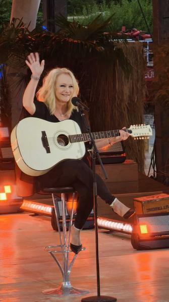 Nicole (mit Original Gitarre von ihrem Grand Prix Sieg von 1982)