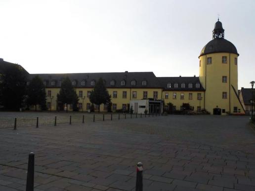 Unteres Schloss mit "dicker Turm". Die Fläche wird für diverse Veranstaltungen benutzt.