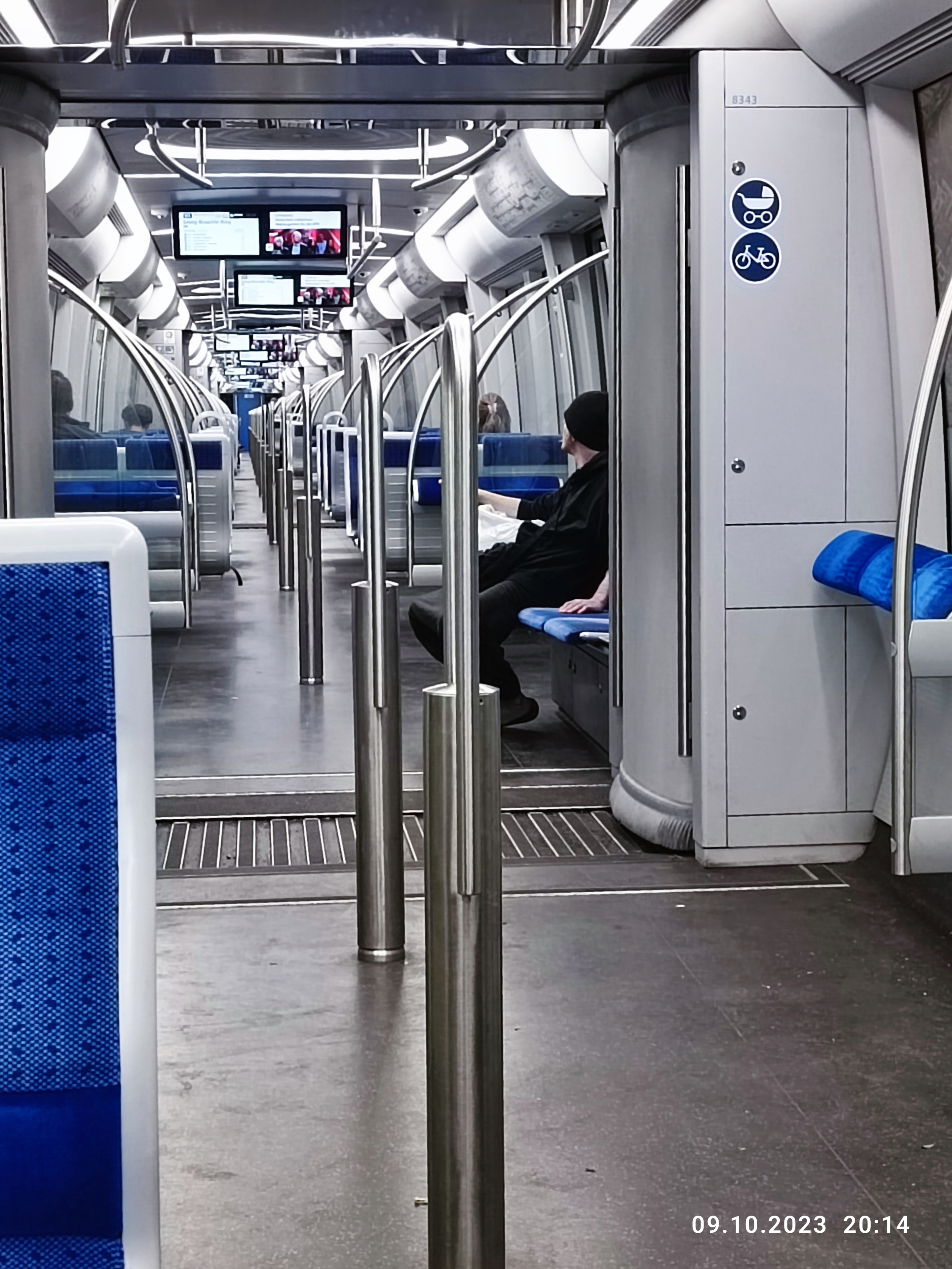 die U-Bahnen sind ellenlang innen