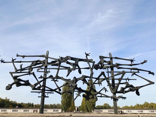 Skulptur symbolisch für die Gefangenschaft im KZ - selbige steht auch in Israel zum Gedenken