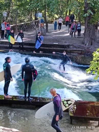 Surfer auf der "Eiswelle" im Englischen Garten