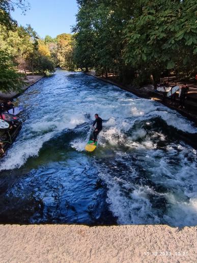 Surfer auf der "Eiswelle" im Englischen Garten