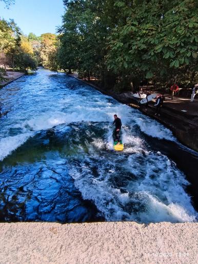 Surfer auf der "Eiswelle" im Englischen Garten