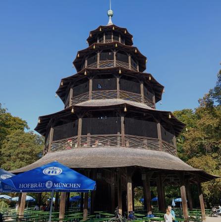 der chinesische Turm mit Biergarten