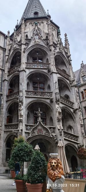 Außenaufgang - im Hof vom neuen Rathaus