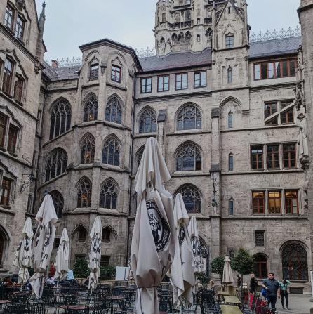 Im Hof vom neuen Rathaus