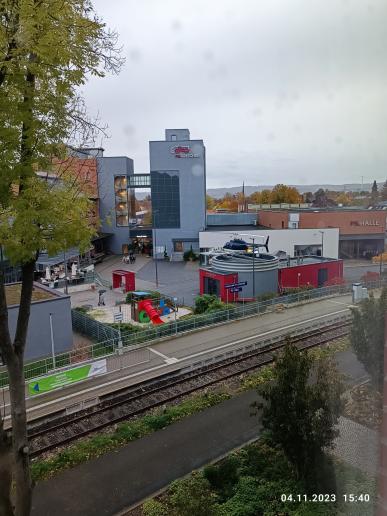 Blick vom Hotelzimmer auf das Gelände des PS Speichers Einbeck - ganz rechts die PS-Halle für die Lesung