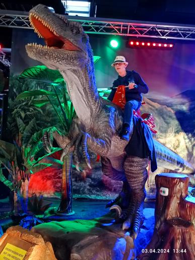Dino-Reiten vom Marlon auf dem Raptor (Blue)💪 Video vom Ritt unterhalb der Galerie