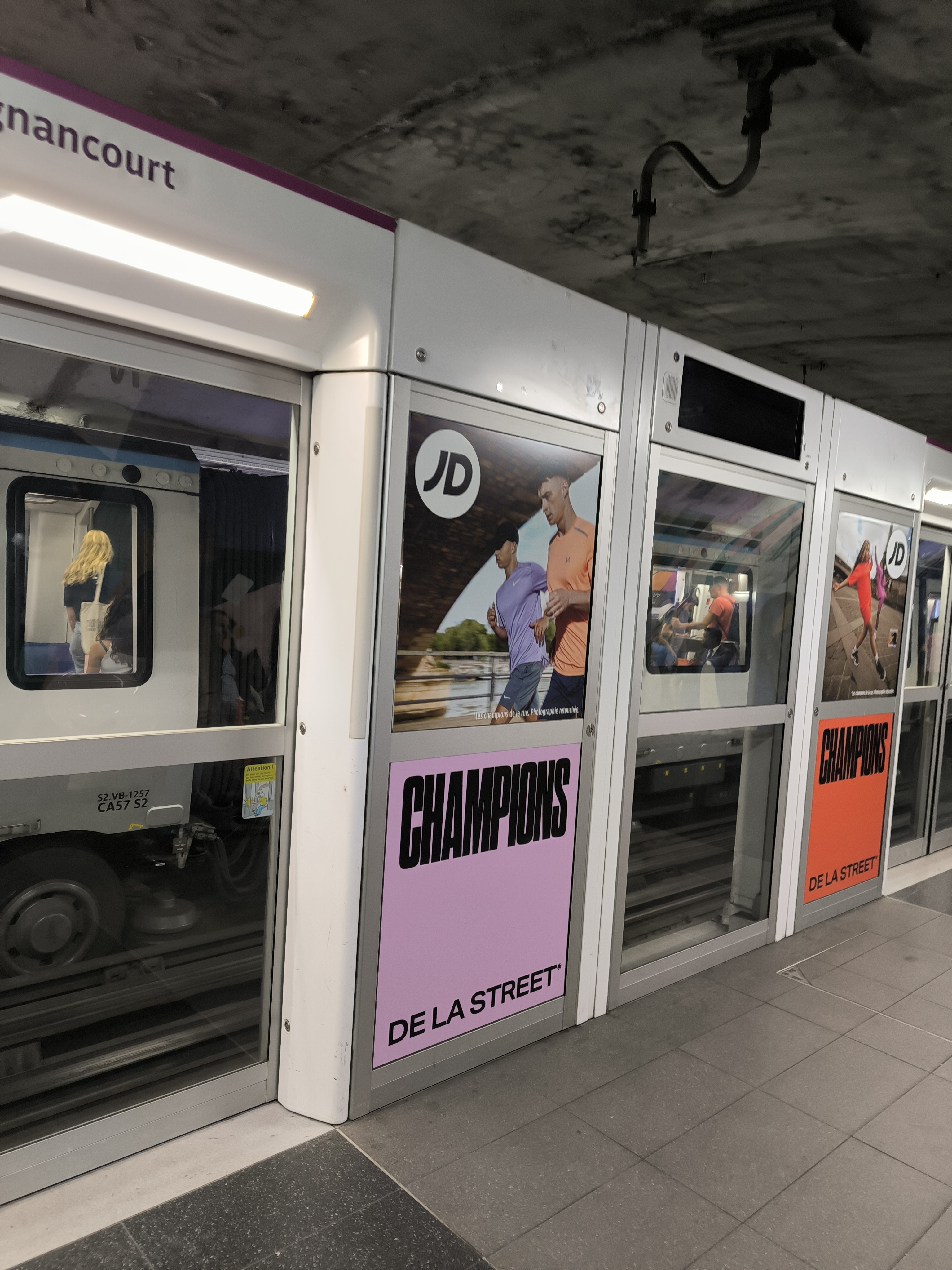 In vielen Metro-Stationen gibt es am Gleis noch Glaswände mit Glastüren vor den Gleisen. Die Glastüren öffnen sich beim Halt einer Bahn automatisch mit