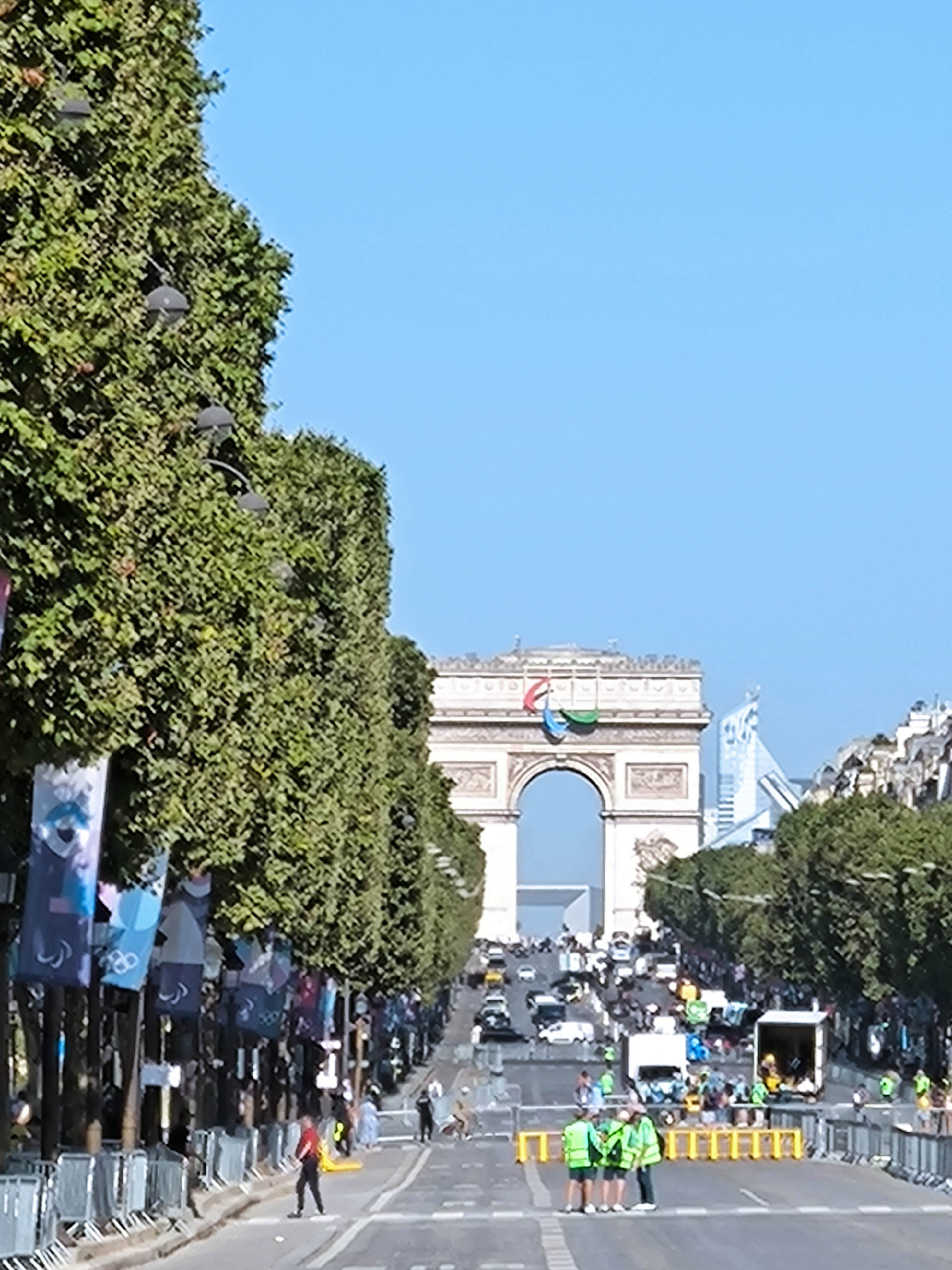Und schwupp sind wir zuerst unwissendlich auf die Avenue Champs-Elysees Richtung Arc de Trioumphe de l'Etoile gelaufen