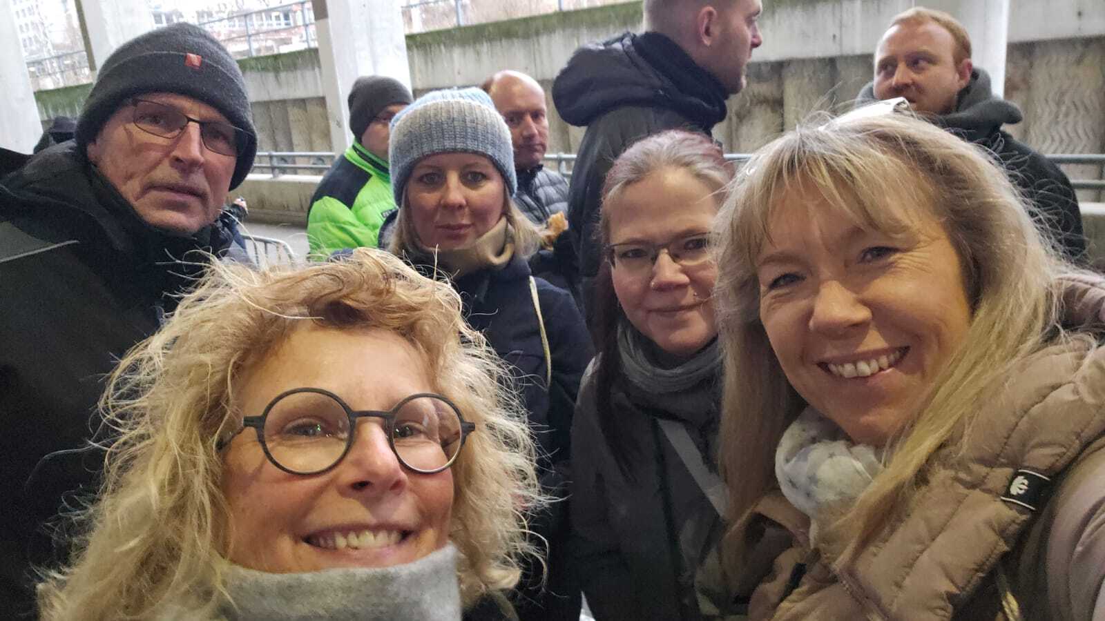 Marion, Kathleen und Jens in der Warteschlange kennengelernt