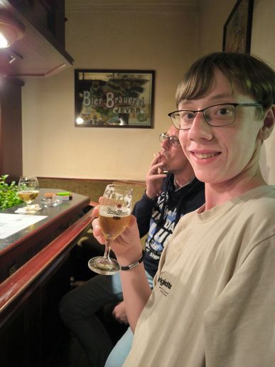 Sohnemann mit Mini-Bierchen