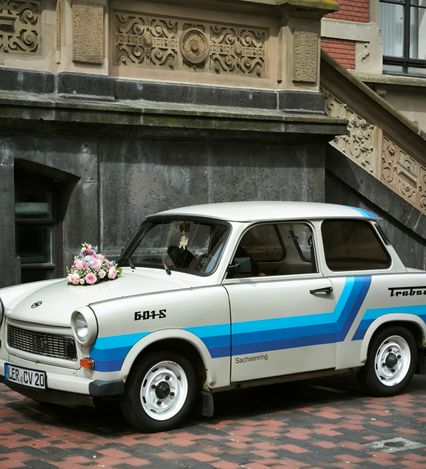 Ein Hochzeitstrabbi vor der Kirche