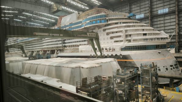 Das fast fertige neue Kreuzfahrtschiff