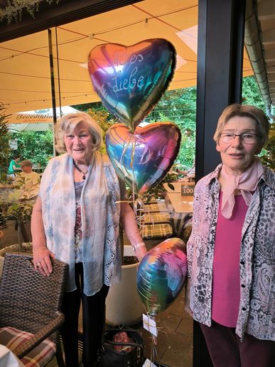 Von Riesgroß und Tante Ingeborg habe ich so schöne Luftballons bekommen mit Mini-Umschlägen mit was drinne😉