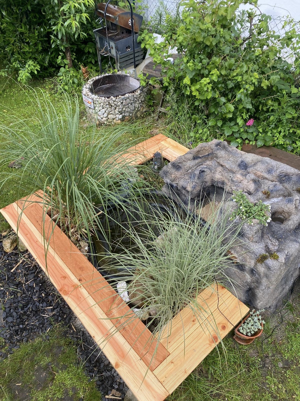 Zwischendurch wieder eine Sitzgelegenheit am Teich gemacht. Nach dem Bau des Wasserlaufs.