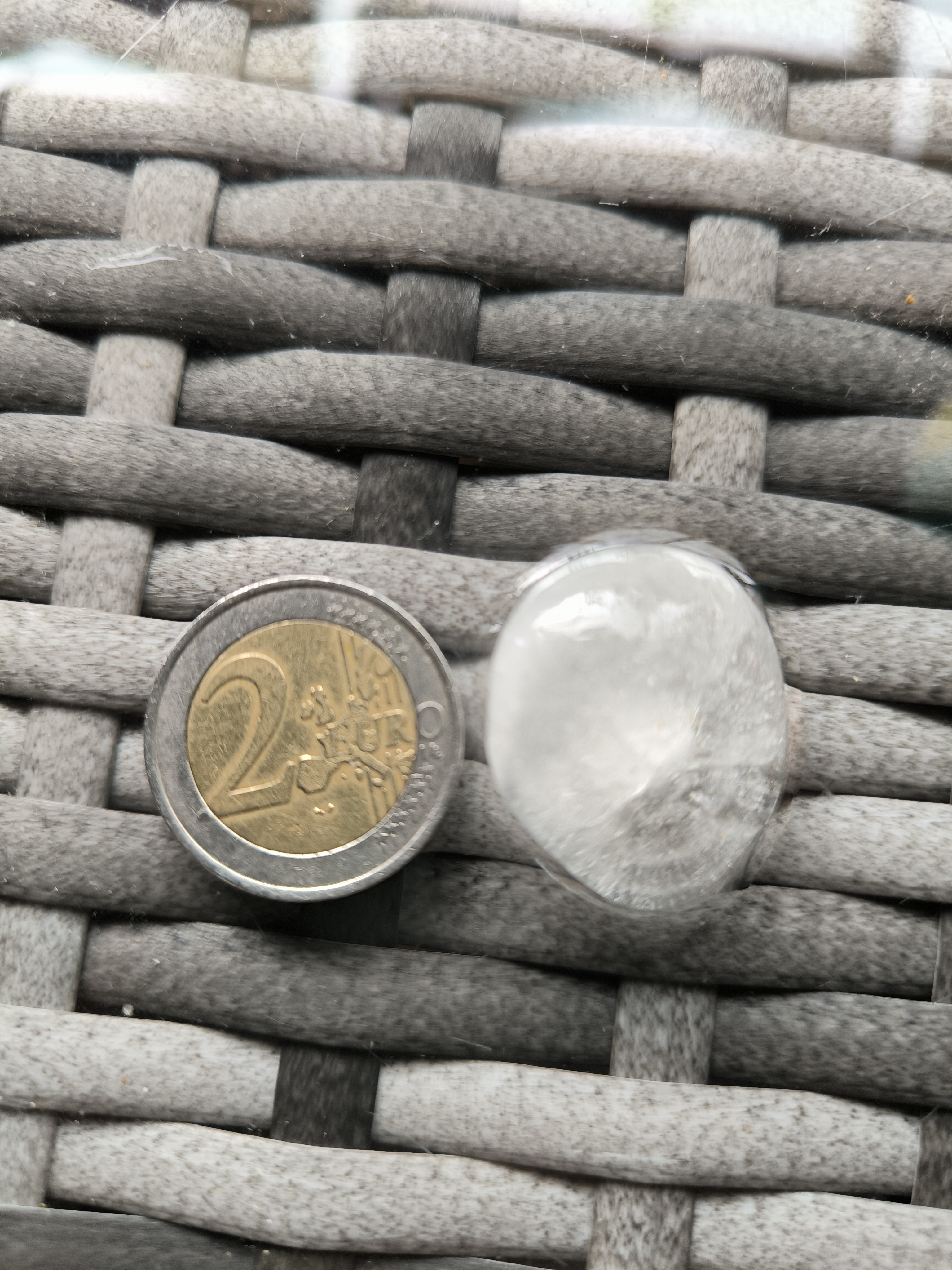 Größenvergleich mit 2€-Stück 😉