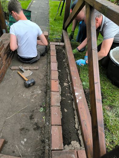 Bau des Mäuerchen unterhalb der Pergola (Pfingstsonntag)
