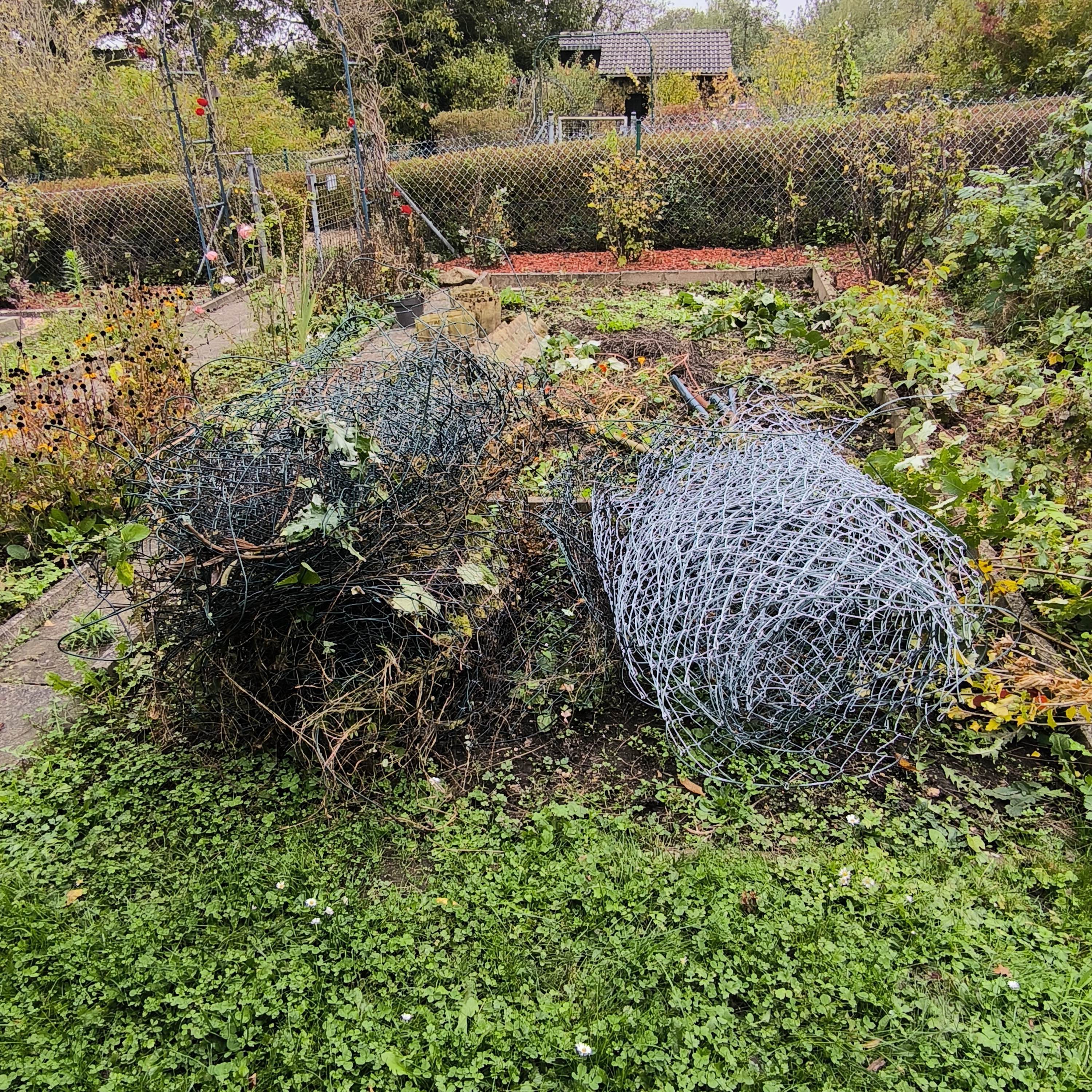 Abgebauter Maschendrahtzaun 