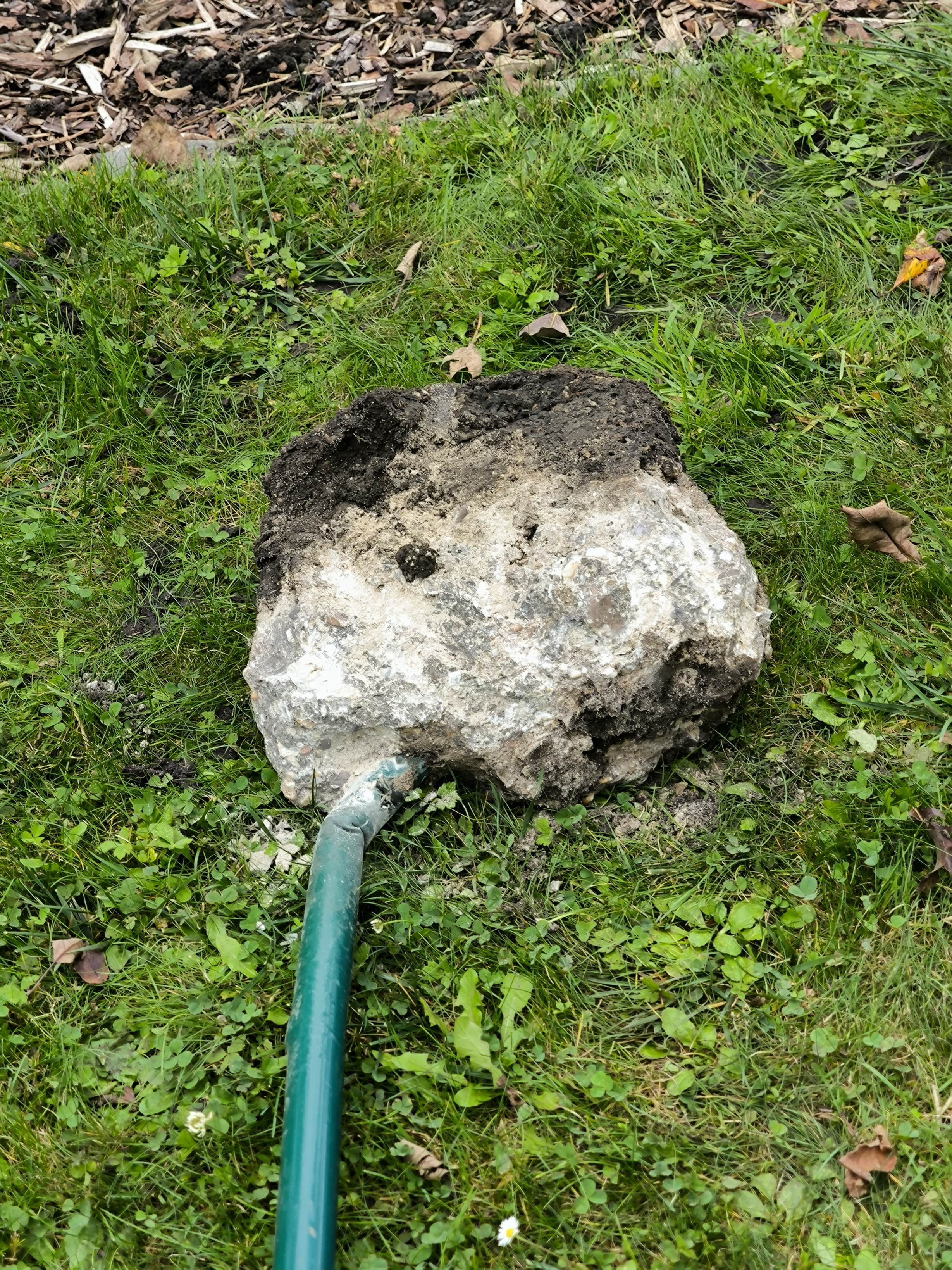 Herausgeholter Alter Betonklotz für die Zaun-Pfähle 