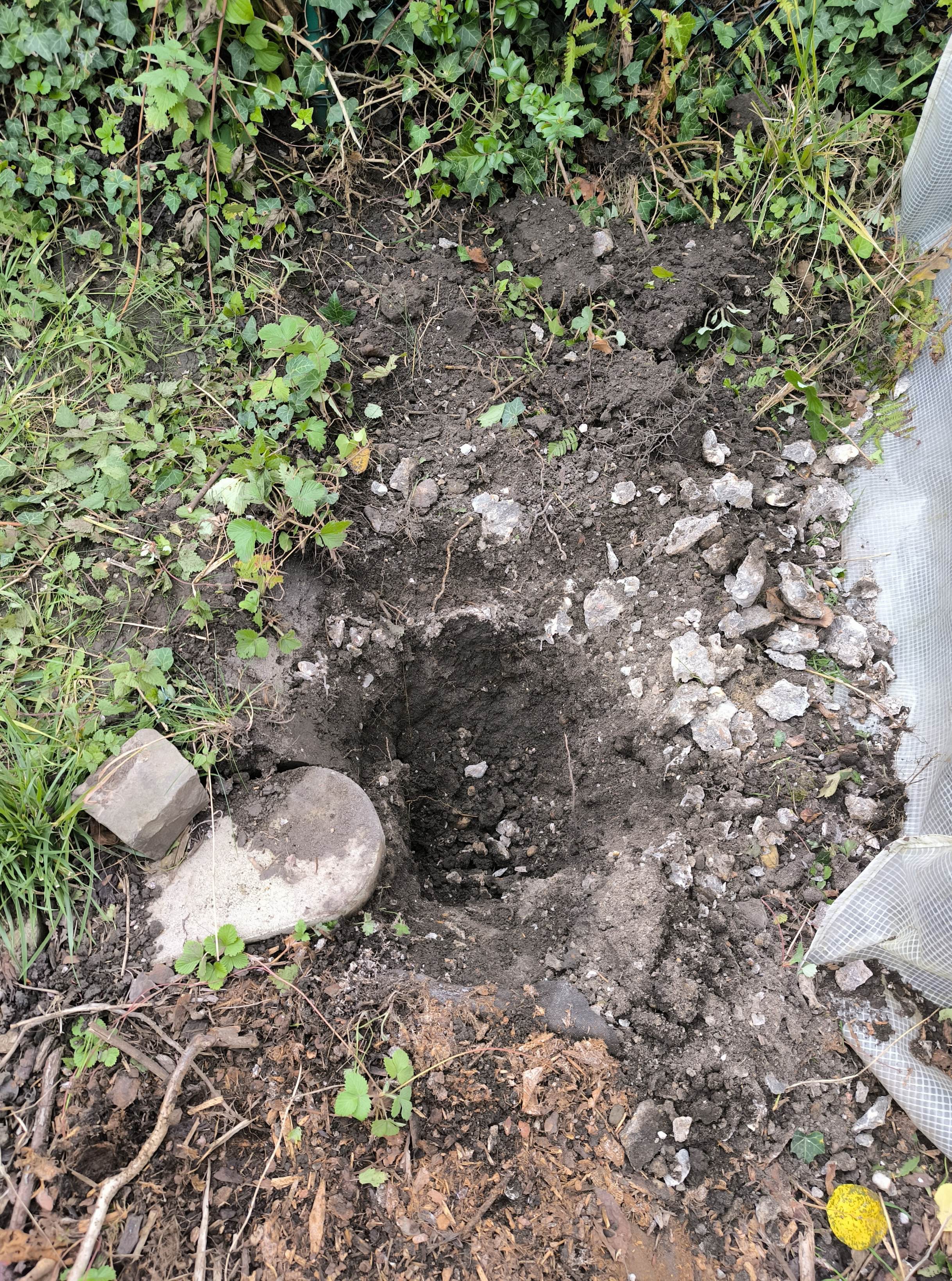 Ausgebuddeltes Betonloch