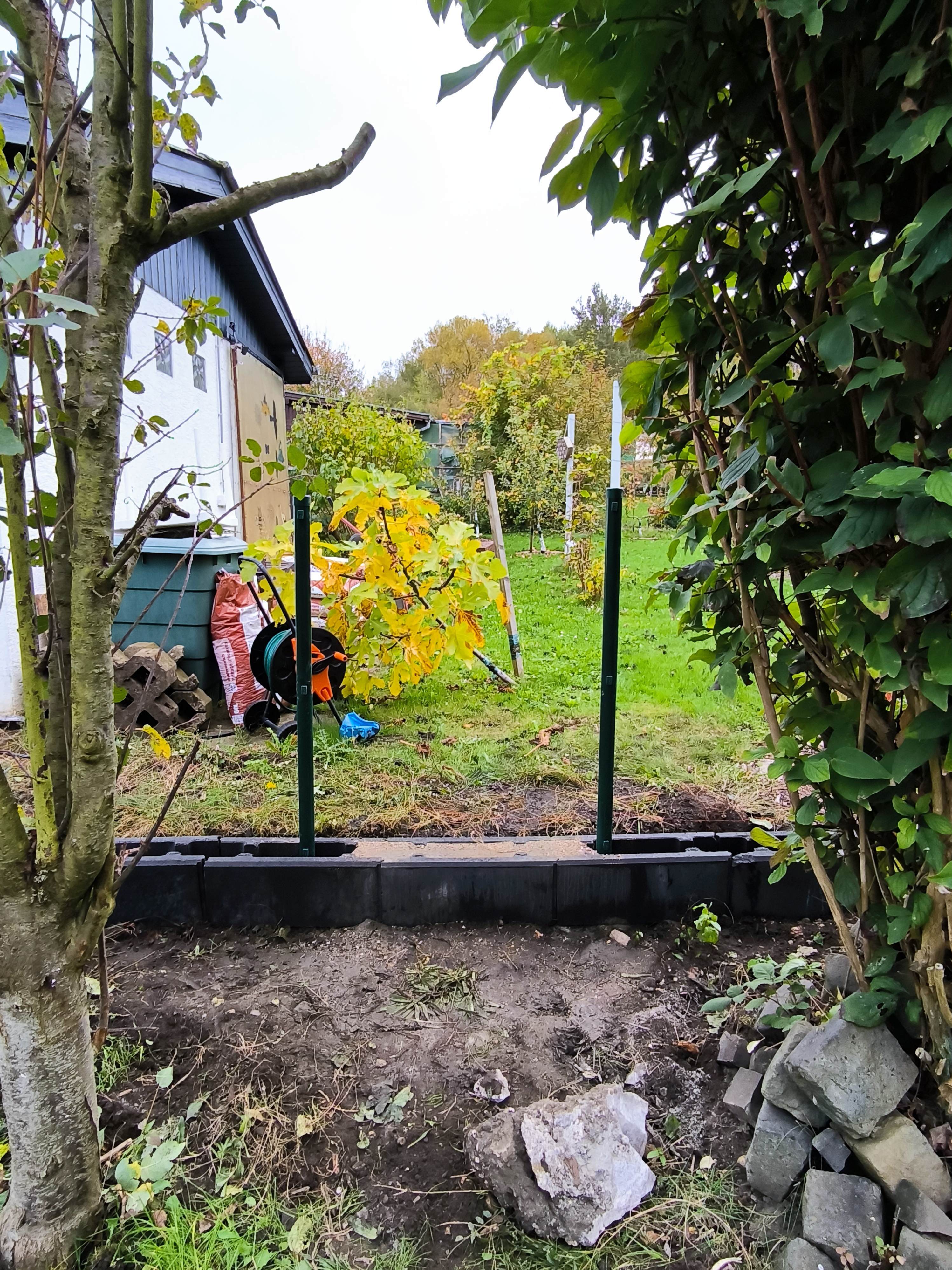 Ein Törchen zum Nachbargarten wird gebaut