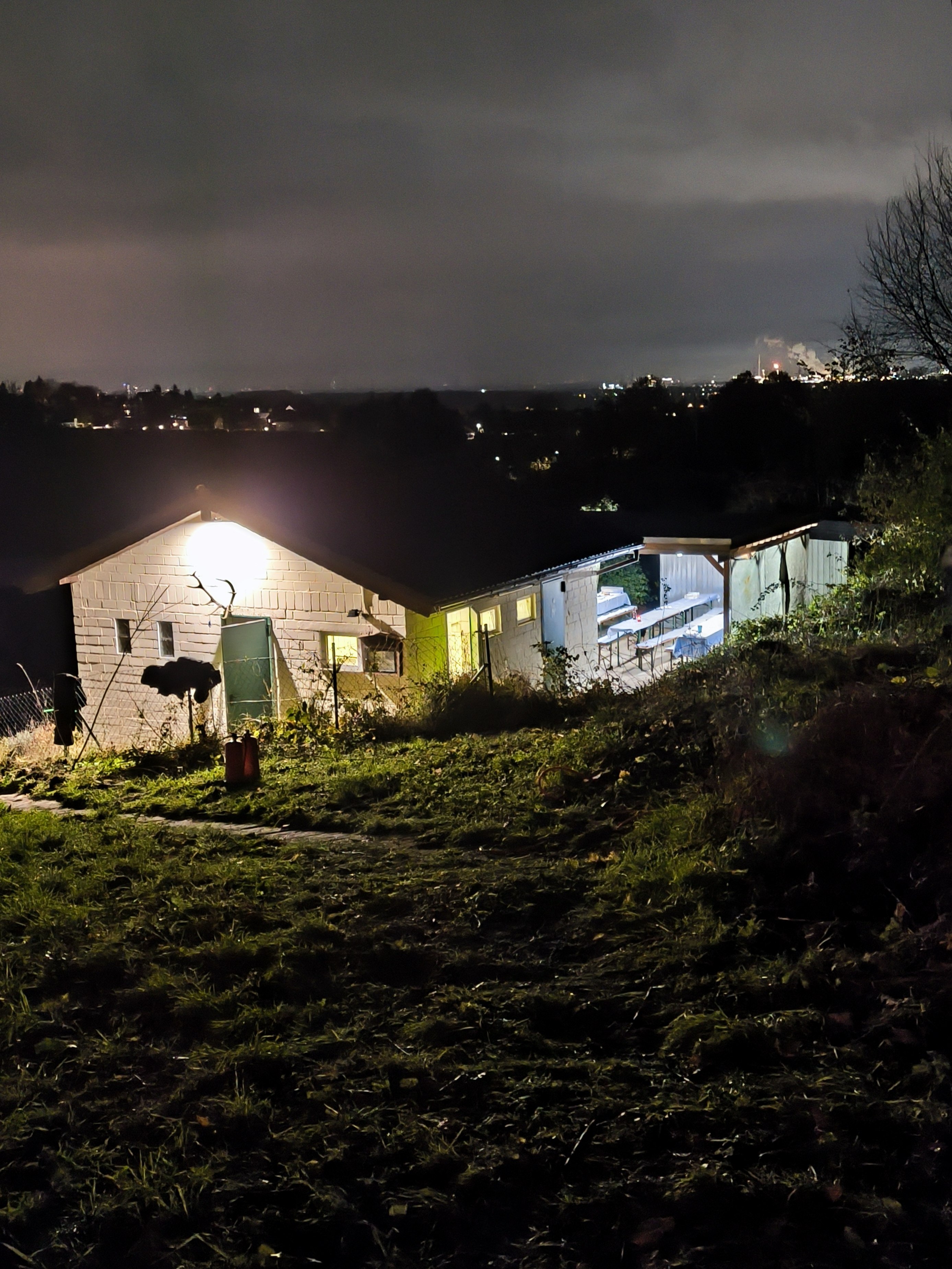 Sicht von oben von der Gemeinschaftswiese - bei Lyonell Basell weit hinten in Wesseling wurde auch kräftig abgefackelt
