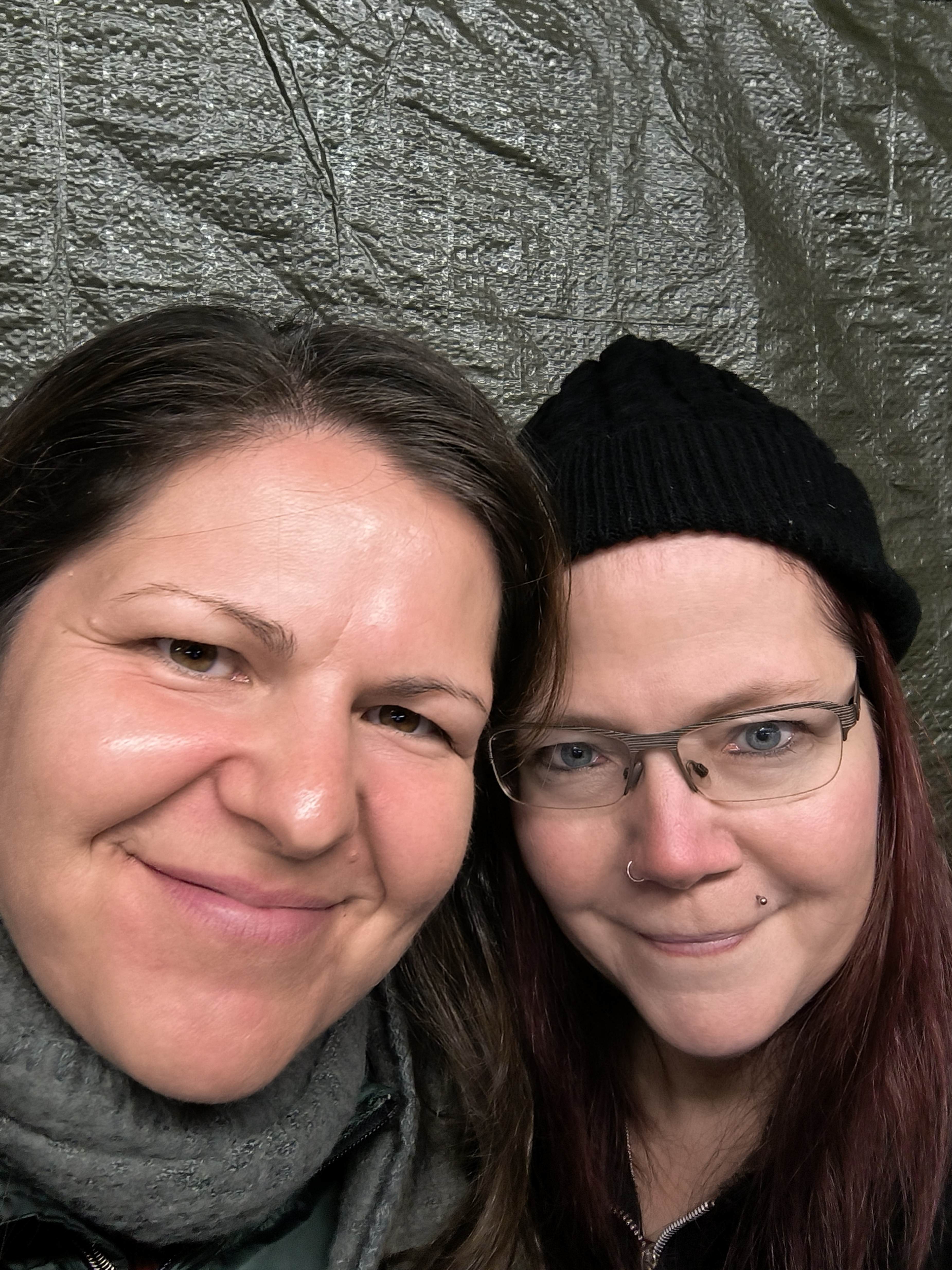 Christina und ich standen im Service