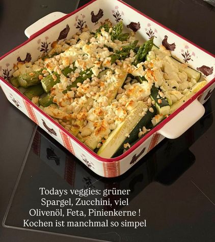 GRÜNER SPARGEL-ZUCHINI-FETA-AUFLAUF