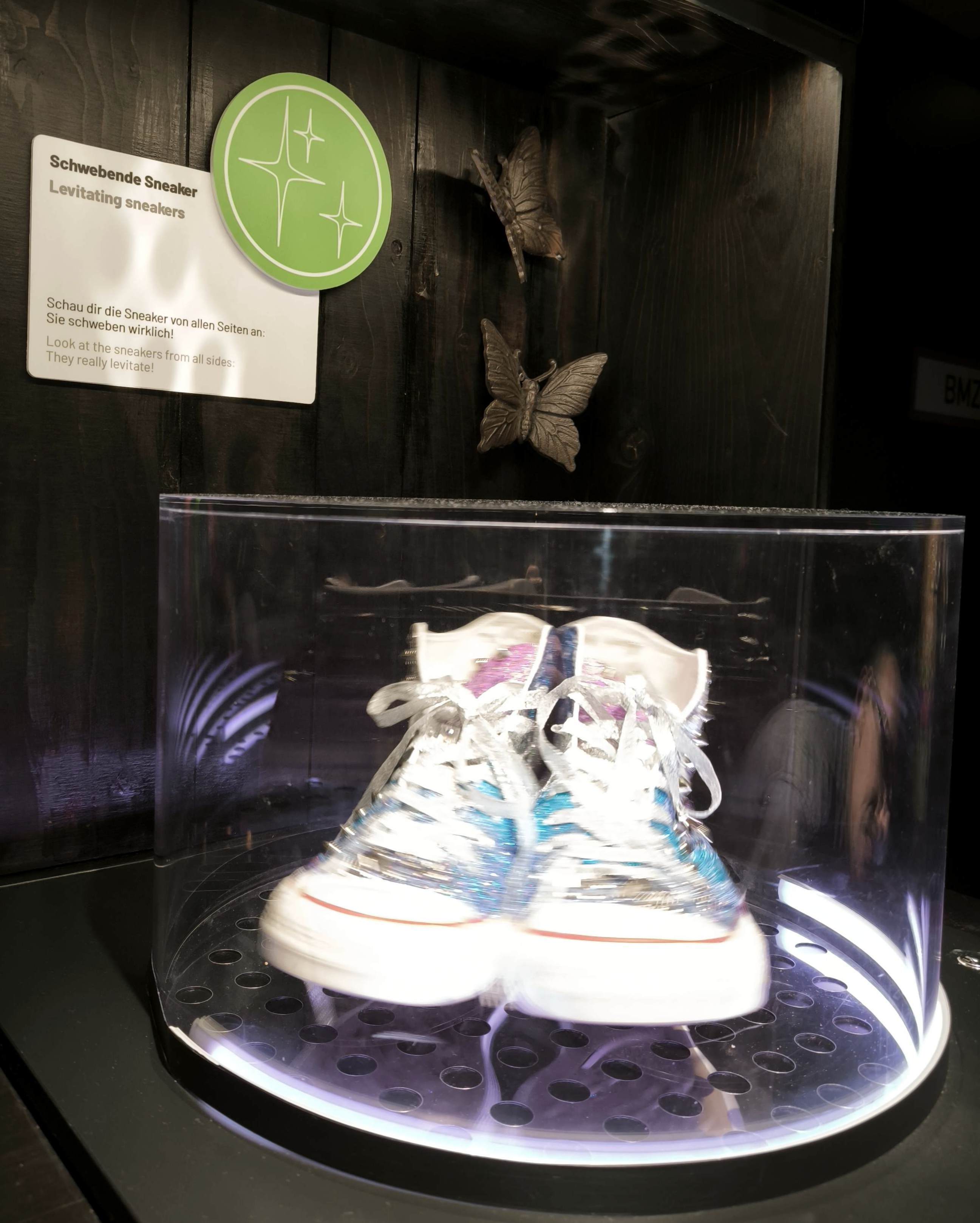 schwebene Sneakers