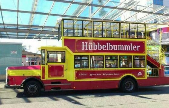 Der Hübbelbümmler ist ein besonderer Doppeldecker, der nonstop die Route "Bahnhof Siegen - Oberstadt/Oberes Schloß" und zurück fährt. 