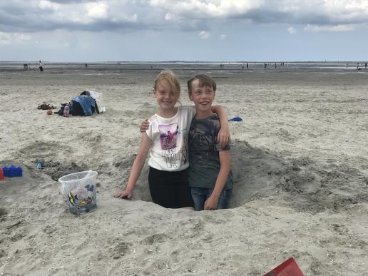 Loch bis zum Wasserstand gebuddelt