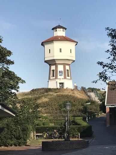 Der Wasserturm mit der "Lale Anderson"-Statue (berühmtes Lied: Lili Marleen)
