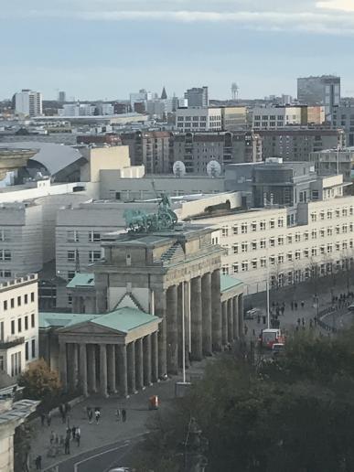 ... von oben der Blick auf das Brandenburger Tor