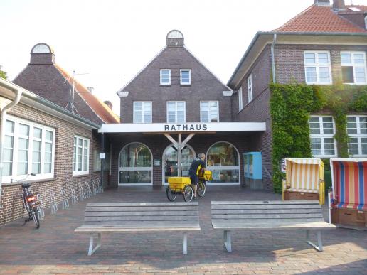 Rathhaus (mit Postbote)