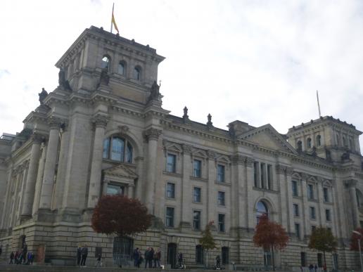 Reichstag von der Spree aus