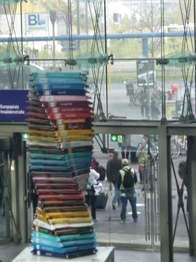 Werbe-RitterSportstapel im Hbf