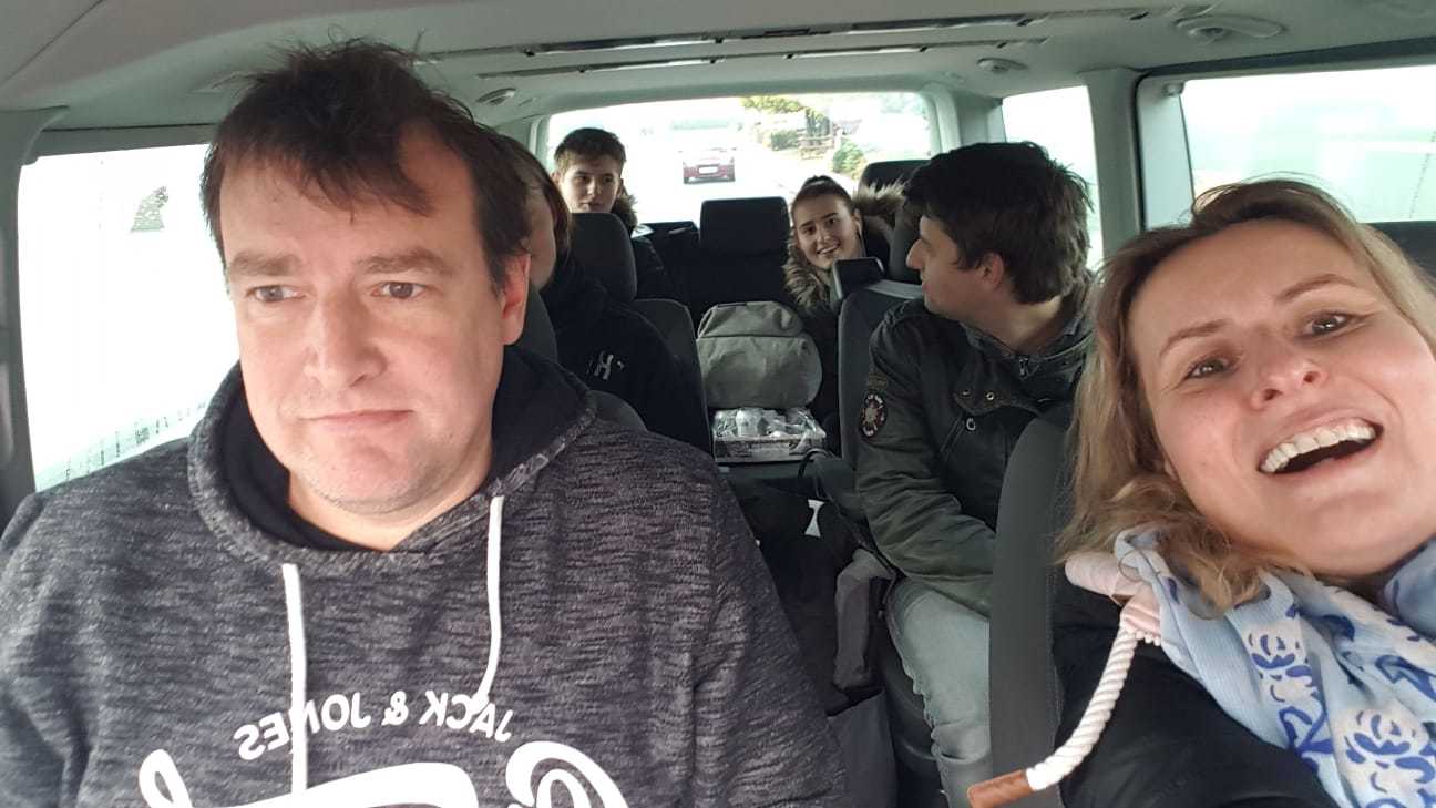 Sabine und Familie unterwegs zum Familientreffen. Henning schaut da nicht so glücklich drein...😉